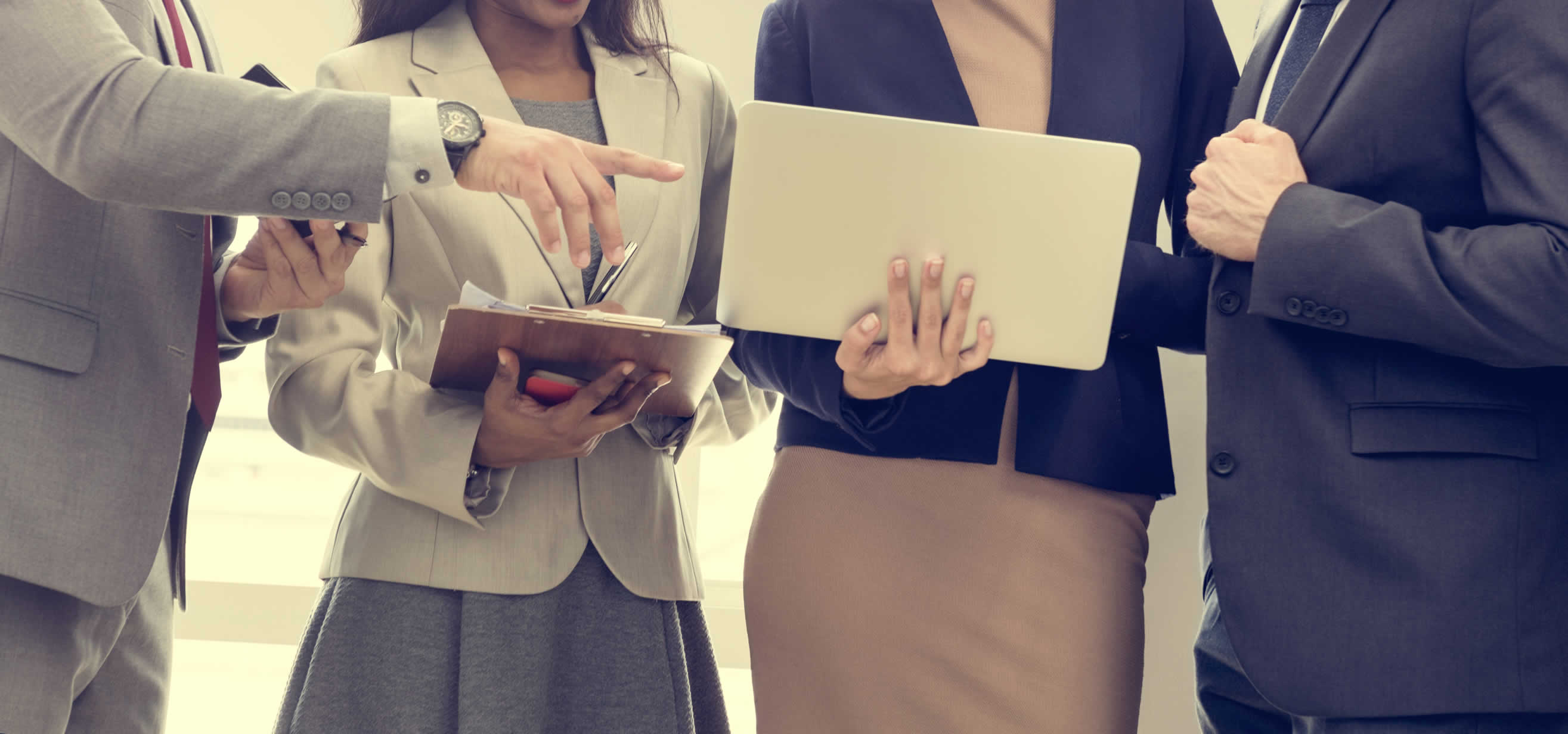 business-team-working-research-planning-concept-PHLV46N asesoría financiera